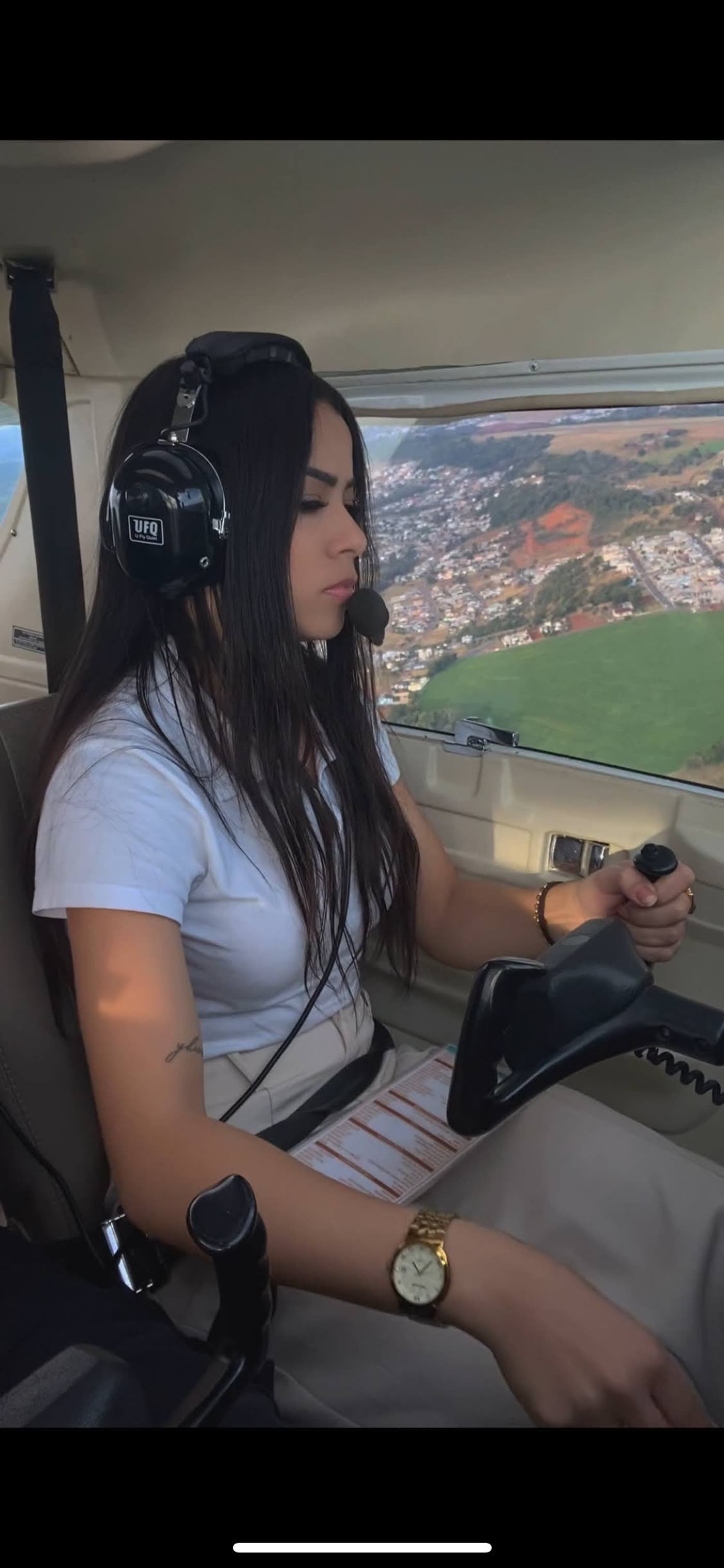 Micaely pilotando um avião