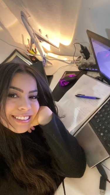 Micaely organizando os estudos na mesa de trabalho